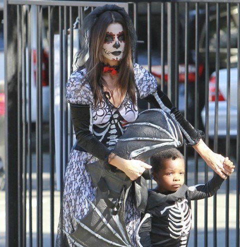 Fantasiada, Sandra Bullock vai com o filho a festa de Halloween