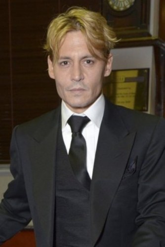 Johnny Depp muda o visual e está loiro
