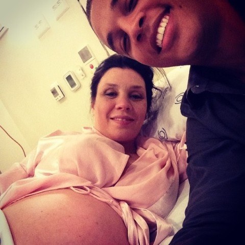 Simony dá entrada em maternidade para dar à luz a quarto filho