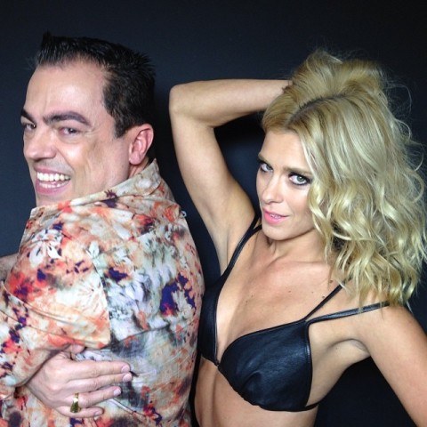 Platinada e de bíquini! Carolina Dieckmann faz ensaio fotográfico