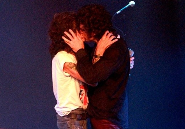 Eriberto Leão e Serguei se beijam em musical no Rio