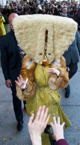 Lady Gaga usa máscara bizarra em evento na Alemanha