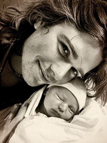 Zac Hanson posa com o filho recém-nascido