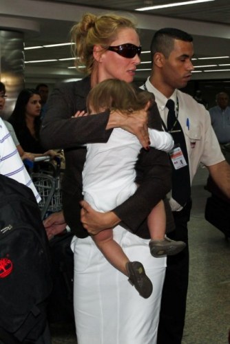 Uma Thurman desembarca em São Paulo com a filha no colo