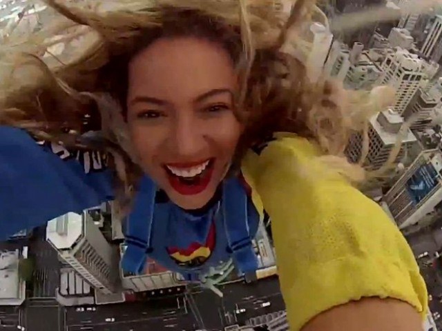 Beyoncé pula de torre na Nova Zelândia