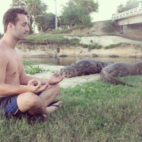 Corajoso? Rodrigo Andrade medita ao lado de jacarés