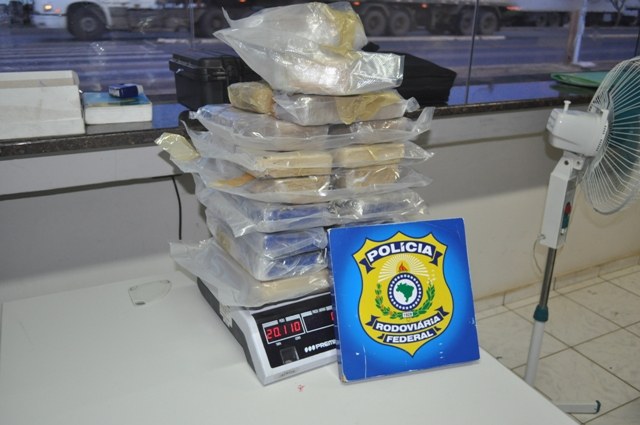 Homem é preso pela PRF com 20 kg de pasta base de cocaína em Vilhena 