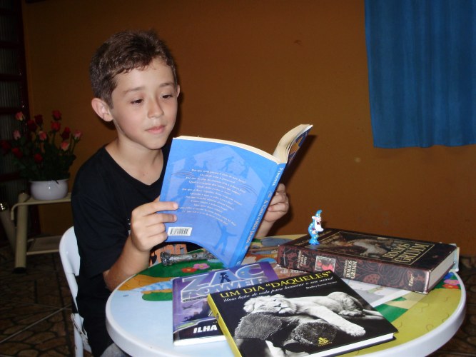 DEZ ANOS DE IDADE E MAIS DE MIL LIVROS NA CABEÇA