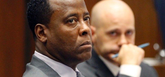 Médico condenado pela morte de Michael Jackson deixa a prisão
