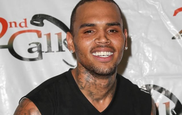 Chris Brown agride um homem na rua e vai para a cadeia, diz site
