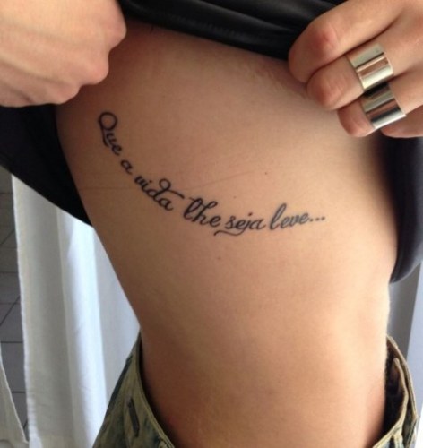 Ex-BBB Monique Amin mostra duas novas tatuagens e barriga sequinha