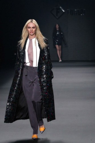 Candice Swanepoel desfila na SPFW e deixa seio à mostra