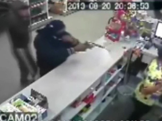 Assaltantes ignoram câmeras de vigilância e levam R$ 600 de posto em Vilhena