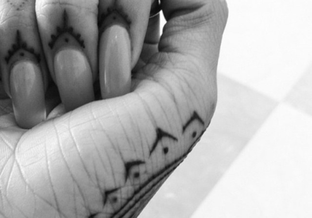 Rihanna mostra tatuagem na mão e dedos