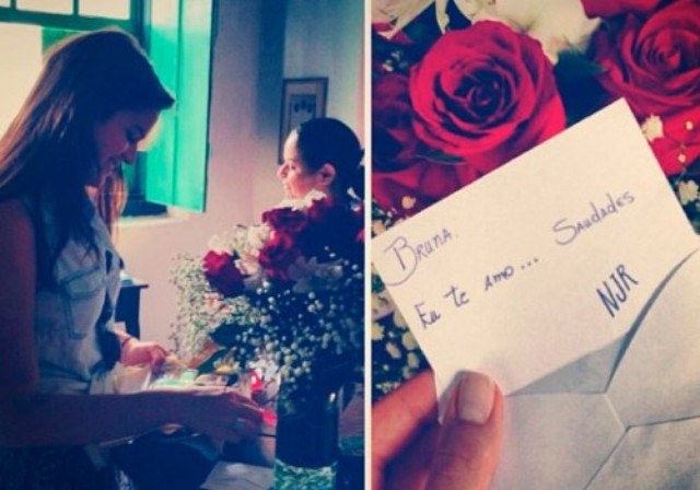 Bruna Marquezine recebe flores de Neymar