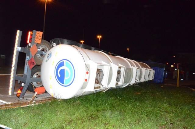 Carreta com óleo diesel tomba no perímetro urbano de Vilhena e motorista foge