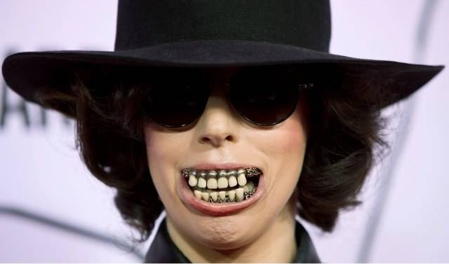 Lady Gaga usa dentes assustadores no Youtube Music Awards