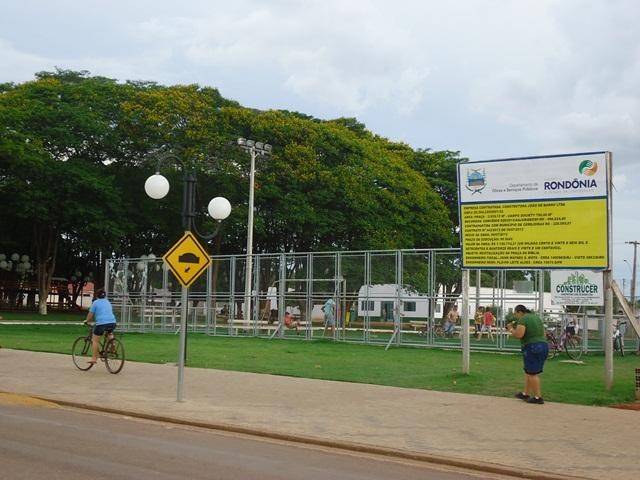 Praça que custou R$ 1 milhão em Cerejeiras ainda não tem banheiro público