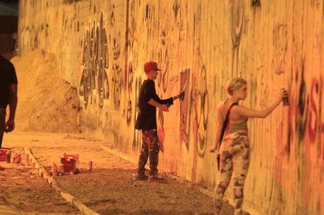 Após grafitar muro e causar tumulto, Justin Bieber vai à praia no Rio