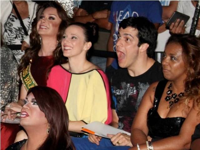 Com a mulher, Mateus Solano se diverte em concurso de transformistas