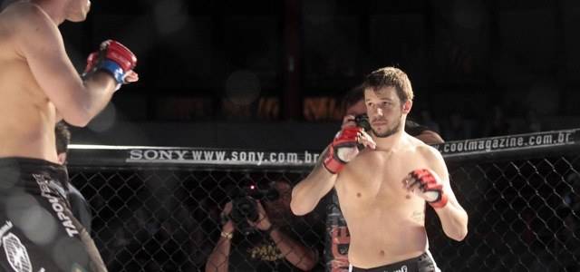 Bruno, do KLB, nocauteia oponente em luta de MMA