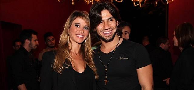 É namoro? Dany Bananinha e Mariano chegam de mãos dadas a evento