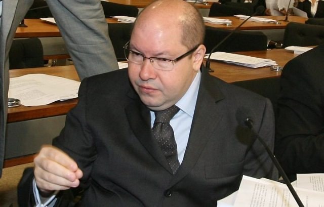 SENADOR COMPARA CASSAÇÃO DE EXPEDITO COM EXTRADIÇÃO DE ITALIANO