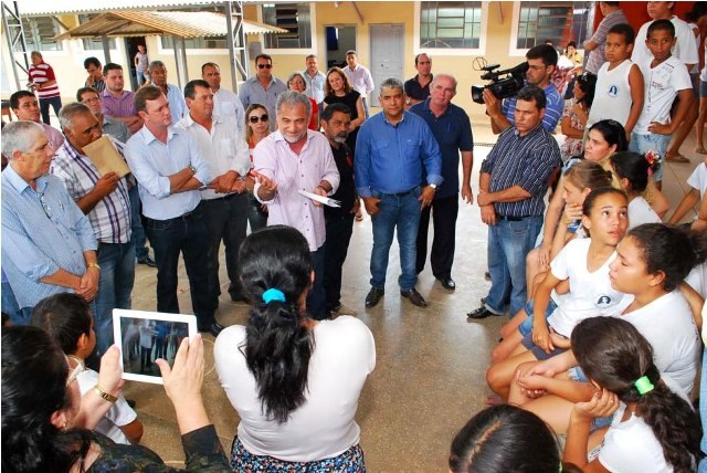 Após choro de alunos, Goebel lidera movimento para evitar fechamento de escola