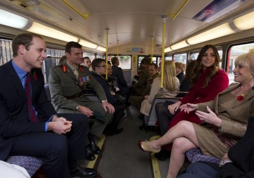 Príncipe William e Kate Middleton andam de ônibus em Londres