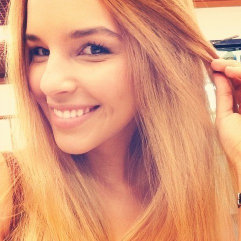 Loira? Mariana Rios aparece em foto com fios longos e dourados