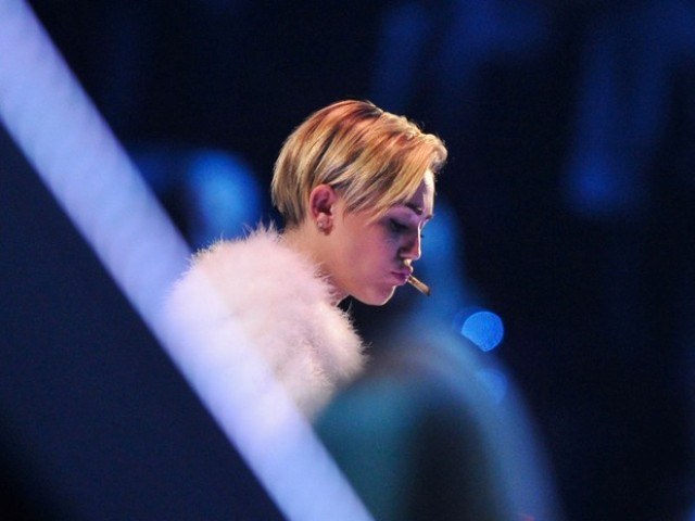 Miley Cyrus fuma cigarrinho suspeito durante premiação