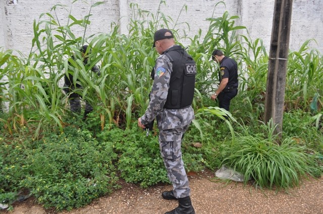 Perseguido por policiais, motoqueiro se livra de um quilo de maconha em Vilhena