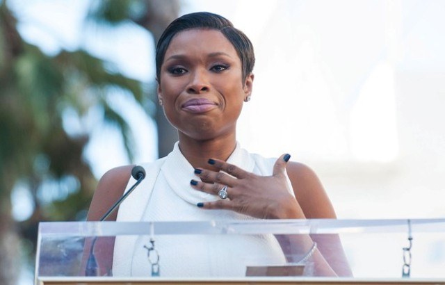 Jennifer Hudson se emociona ao ganhar estrela na Calçada da Fama