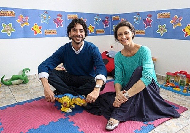 Maria Fernanda Cândido doa brinquedos dos filhos para comunidade
