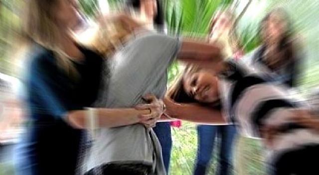 Mulher de 31 anos se joga de janela e tenta suicídio usando tesoura em Colorado