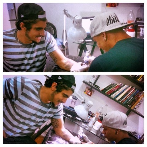 Caio Castro faz mais uma tatuagem