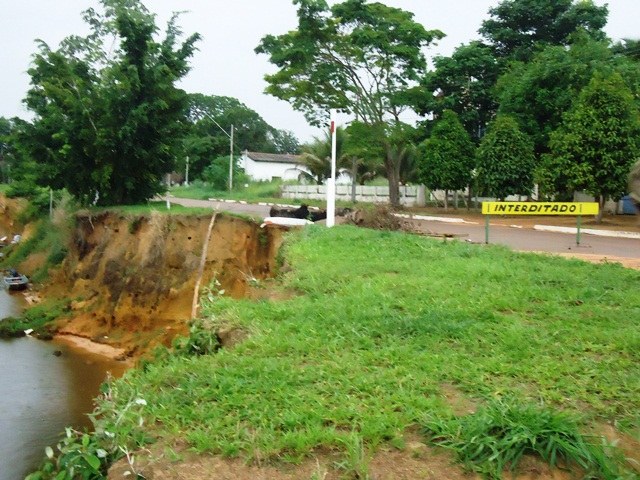Erosão está engolindo parte de cidade ribeirinha no Cone Sul e ameaça moradores