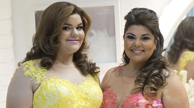 Com look elegante, Fabiana Karla comemora 15 anos da filha