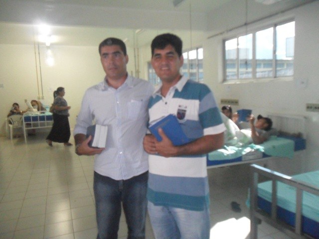 “Gideões Internacionais” evangelizam entregando Bíblias em hospital de Vilhena