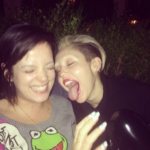 Miley Cyrus muda o visual e pinta as sobrancelhas de loiro