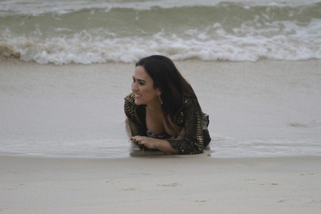 De minissaia, Tatá Werneck grava cena de "Amor à vida" em praia carioca