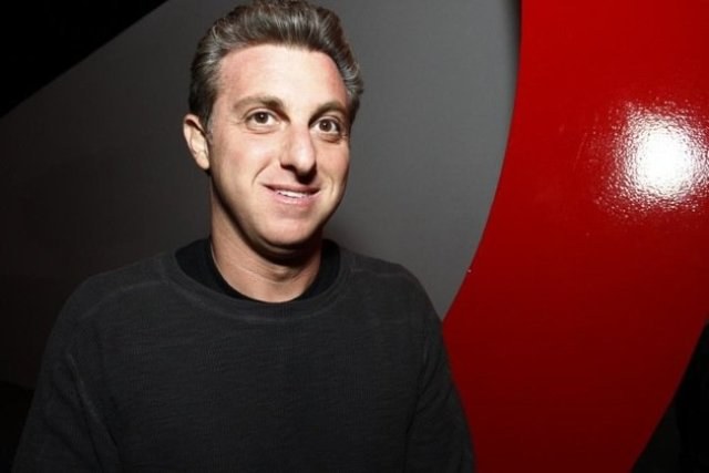 Luciano Huck chega de helicóptero ao hospital e causa alvoroço, diz jornal