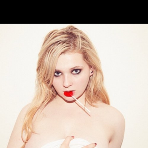 Atriz de "Pequena Miss Sunshine" faz ensaio sensual de topless