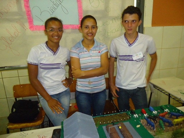 Escola em Cerejeiras realiza feira de ciência com projetos divertidos e curiosos