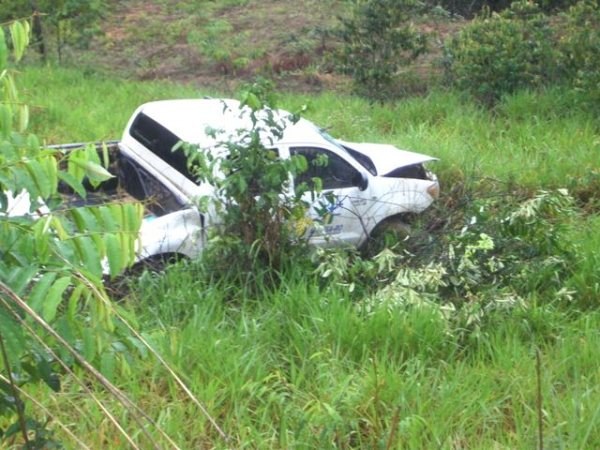 CARRO OFICIAL SOFRE ACIDENTE NA 364