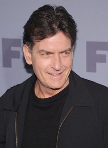 Charlie Sheen doa US$ 25 mil para vítimas dos tufões nas Filipinas, diz site