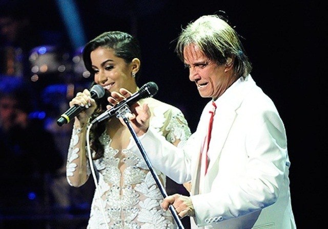 Anitta fica emocionada ao encontrar Roberto Carlos