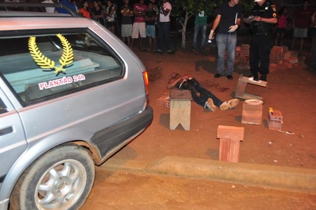 Fotos chocantes: rapaz é executado a tiros na frente dos amigos em Vilhena