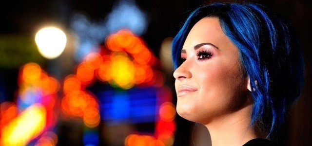 Demi Lovato diz que abre mão da privacidade para ajudar fãs