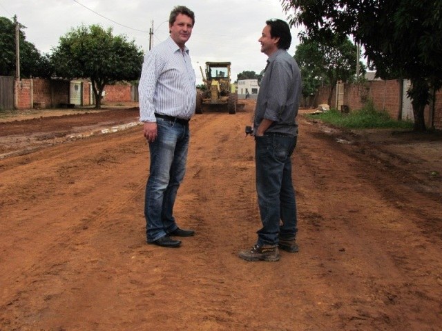 Após críticas, prefeito acompanha estragos em ruas e determina obra paliativa